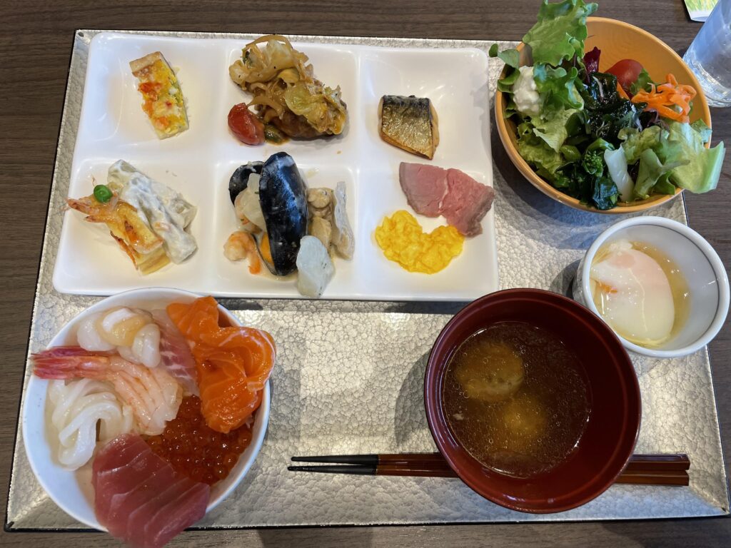 朝食の海鮮丼